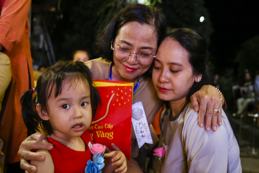 Những cái ôm chan chứa tình yêu thương trong dịp Vu lan.