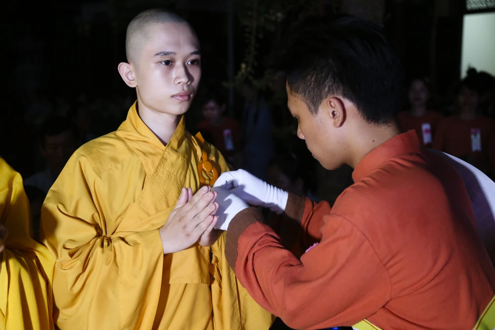 Nghi lễ cài hoa lên ngực khiến nhiều phật tử xúc động.