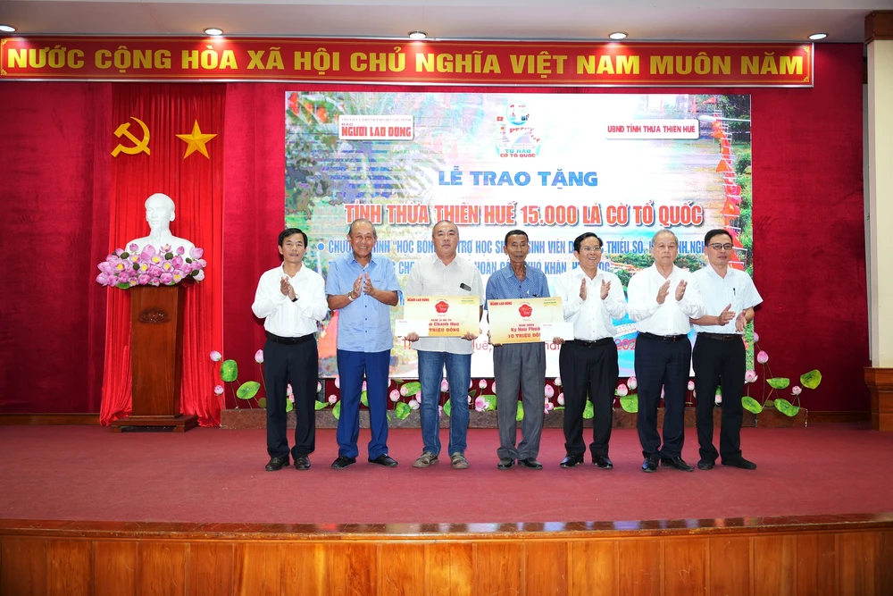 Hai suất "Mai vàng Tri ân" cho Nghệ nhân Kỳ Hữu Phước và Nghệ sĩ ưu tú Cao Chánh Huế vì đã có những đóng góp, cống hiến cho tỉnh Thừa Thiên - Huế. Ảnh: NGỌC HIẾU