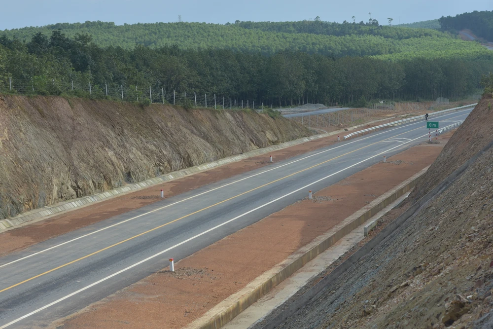 Cao tốc Cam Lộ - La Sơn được đầu tư với tổng kinh phí gần 7.700 tỉ đồng. Ảnh: NGUYỄN DO