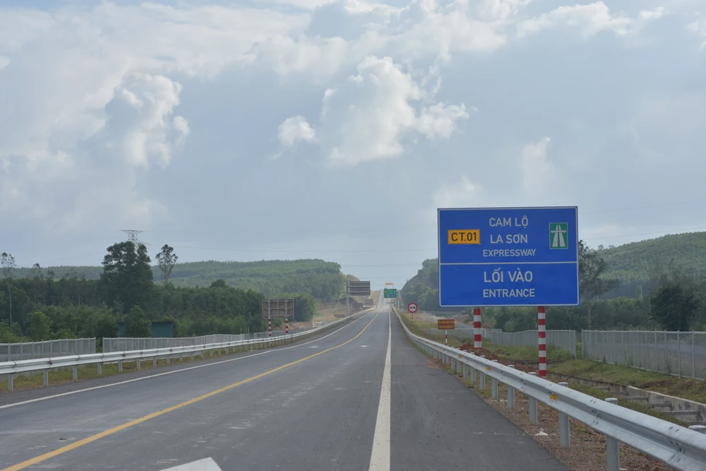 Cao tốc Cam Lộ - La Sơn đưa vào khai thác ngày 31-12-2022. Ảnh: NGUYỄN DO