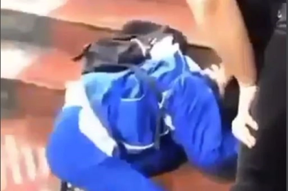 Nữ sinh T bị đánh. Ảnh cắt từ clip.