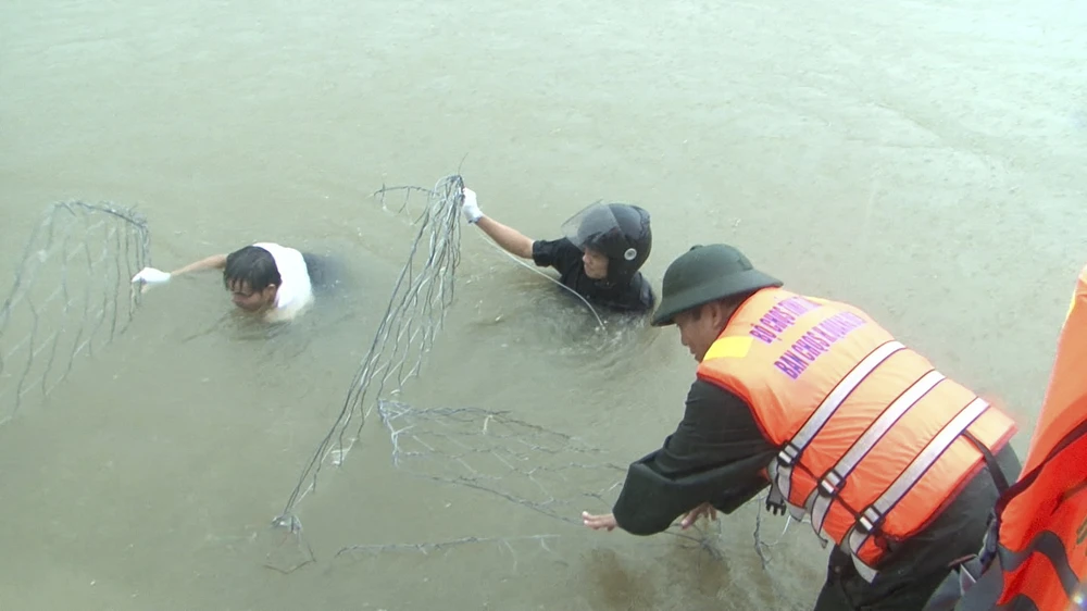 quân dân chống sạt lở đê