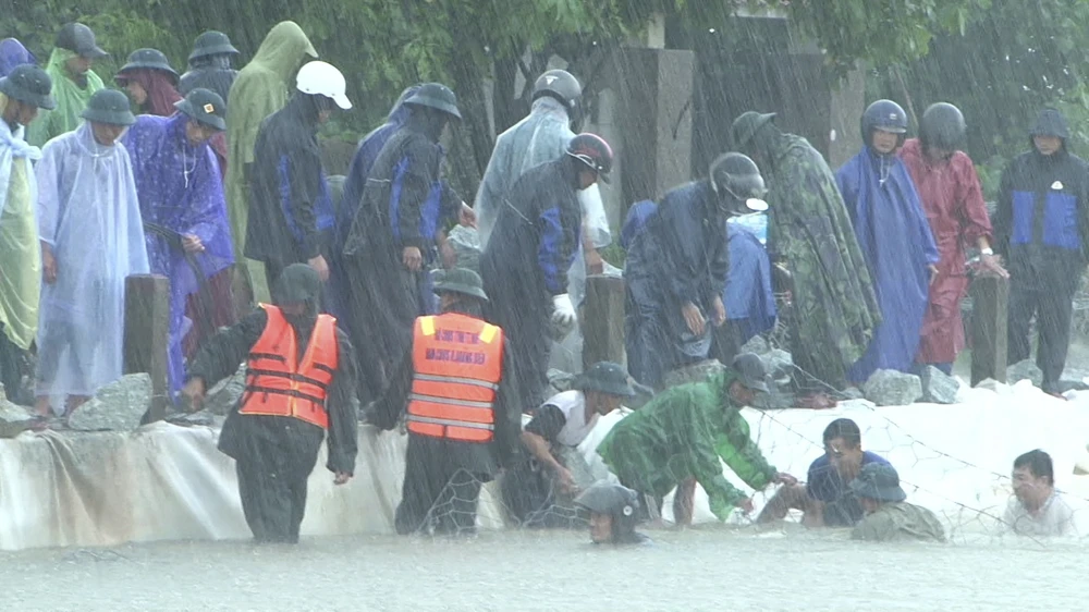 100 cán bộ, chiến sĩ cùng người dân ngâm mình trong mưa lũ để hộ đê ở Thừa Thiên - Huế