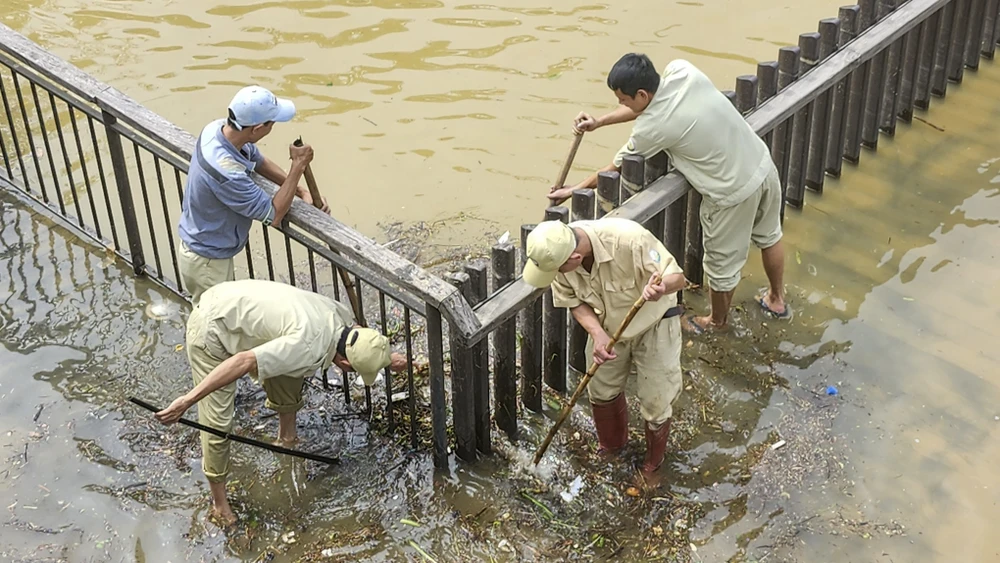 người dân huế dọn dẹp sau lũ
