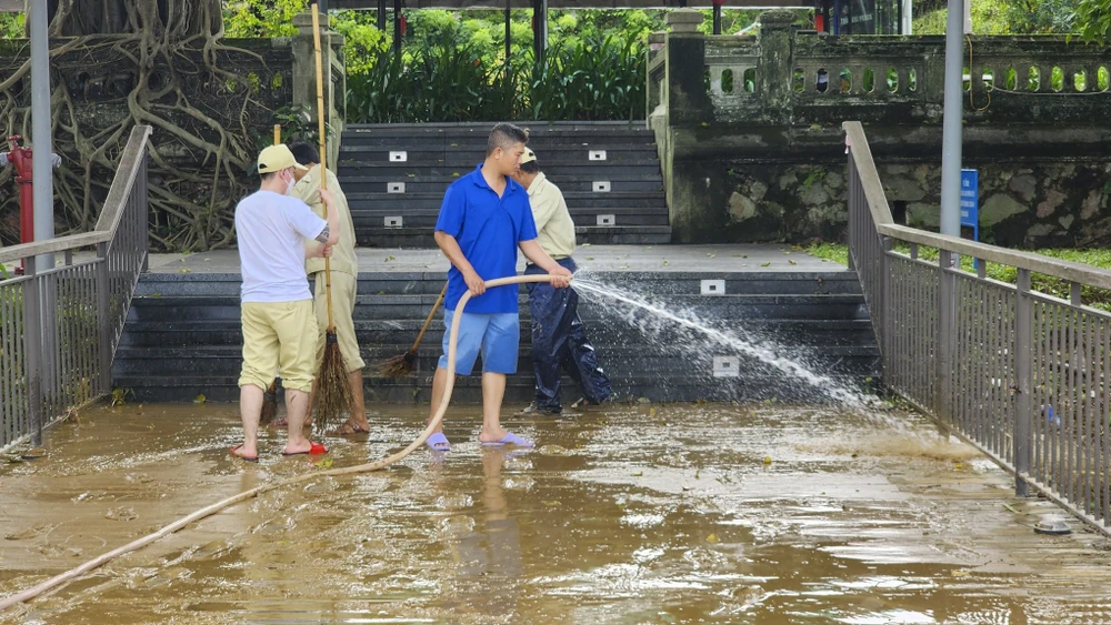 người dân huế dọn dẹp sau lũ