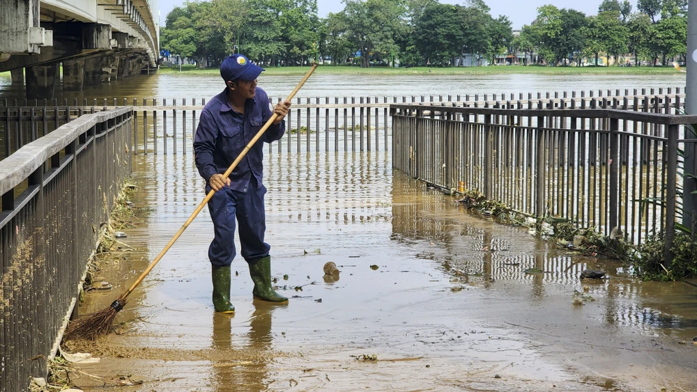 người dân huế dọn dẹp sau lũ