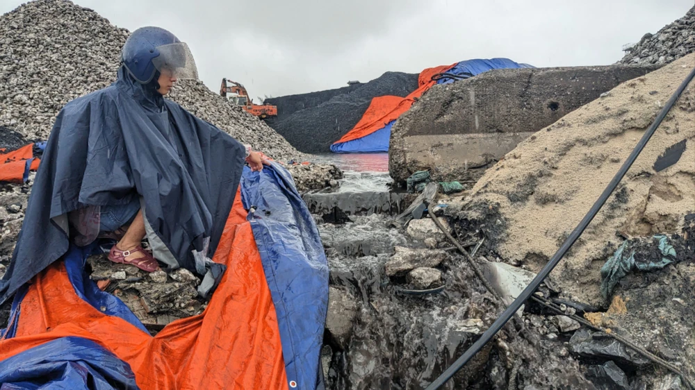 nước thải đen sì từ cảng hợp thịnh đổ ra biển