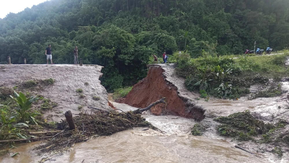 xói lở cuốn trôi đường làm 70 hộ cô lập