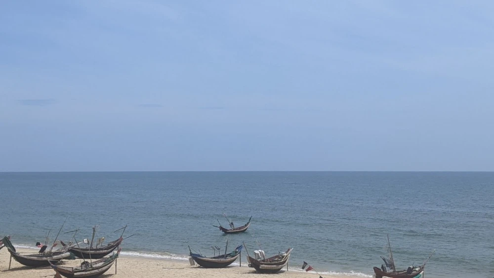 con tàu bốc cháy khi cách bờ 35 hải lý