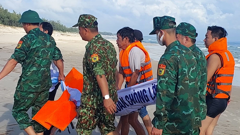 đưa thi thể nam sinh vào bờ