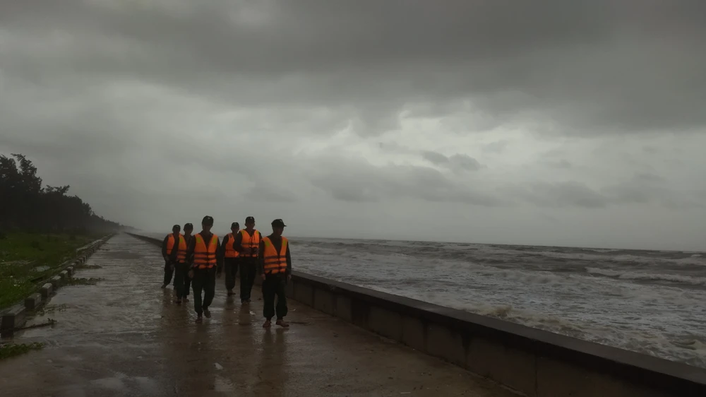 tìm kiếm 2 ngư dân trôi dạt trên biển