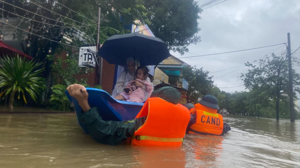 học sinh ở vùng ngập lũ được nghỉ học