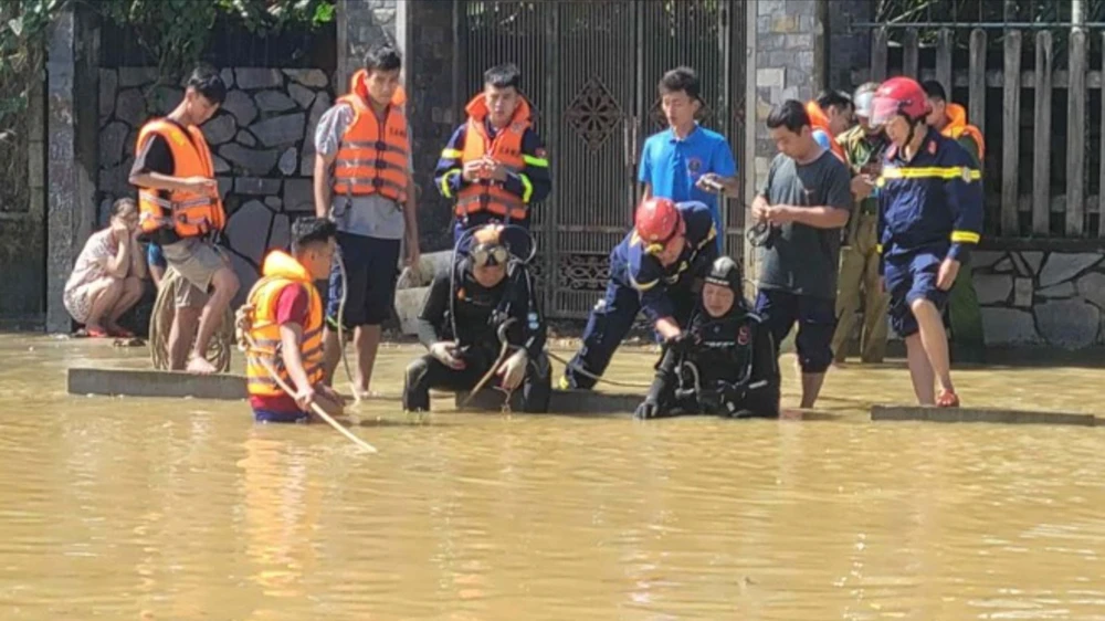 Tìm kiếm cháu bé 3 tuổi trượt chân rơi xuống sông ở TP Huế