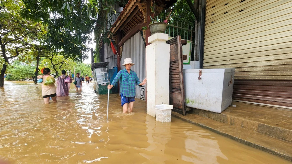 Một ngày hối hả dọn dẹp bùn đất sau lũ của người dân xứ Huế