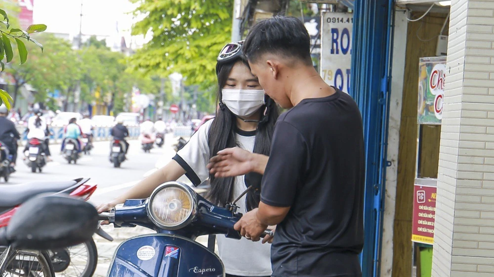 đưa xe đến tiệm sửa xe