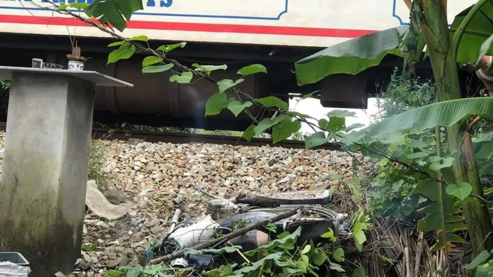 đi qua đường sắt nữ sinh bị tàu hỏa tông tử vong