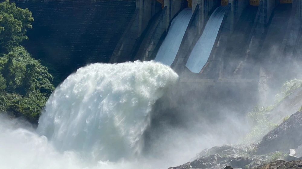 điều tiết nước để đón lũ