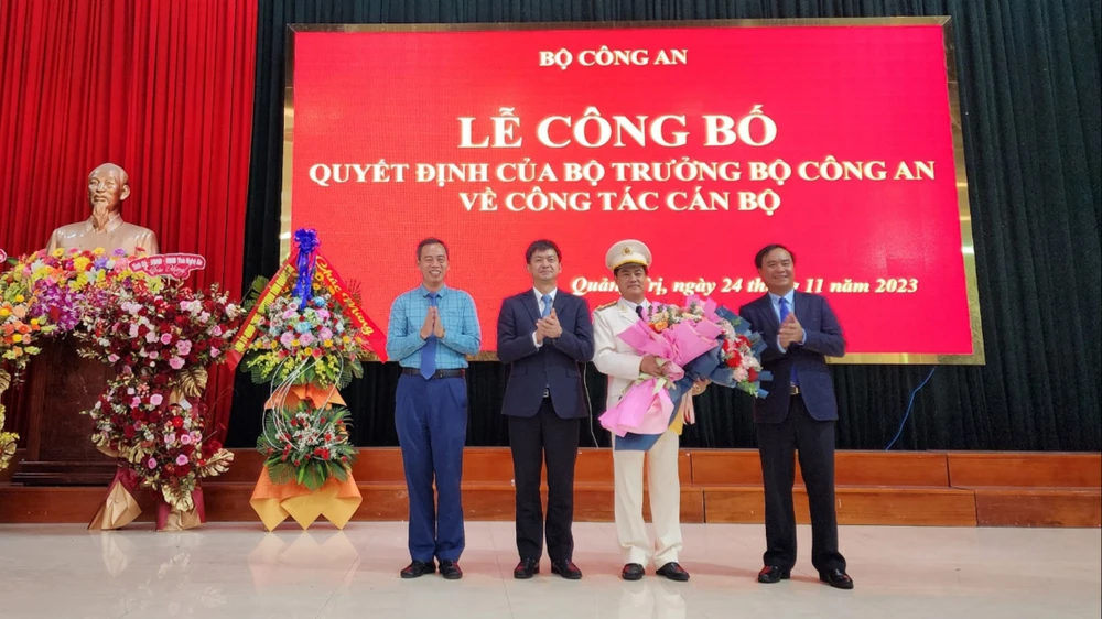 Lãnh đạo tỉnh Quảng Trị tặng hoa chúc mừng tân giám đốc công an tỉnh quảng trị