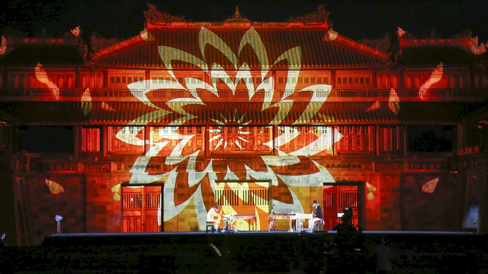 ngo-mon-hue-lung-linh-duoi-hieu-ung-anh-sang-cua-nghe-si-phap13.jpg