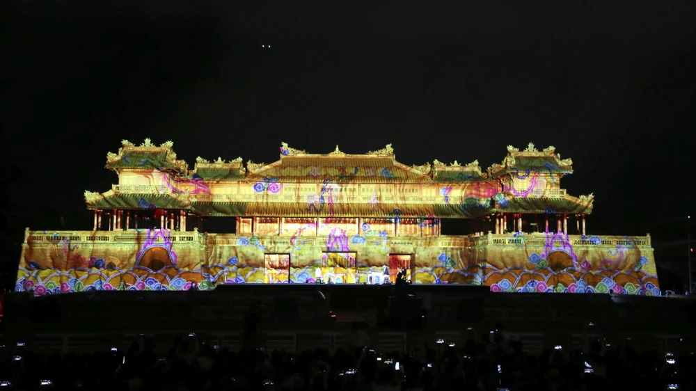 ngo-mon-hue-lung-linh-duoi-hieu-ung-anh-sang-cua-nghe-si-phap14.jpg