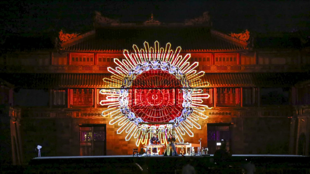 ngo-mon-hue-lung-linh-duoi-hieu-ung-anh-sang-cua-nghe-si-phap16.jpg