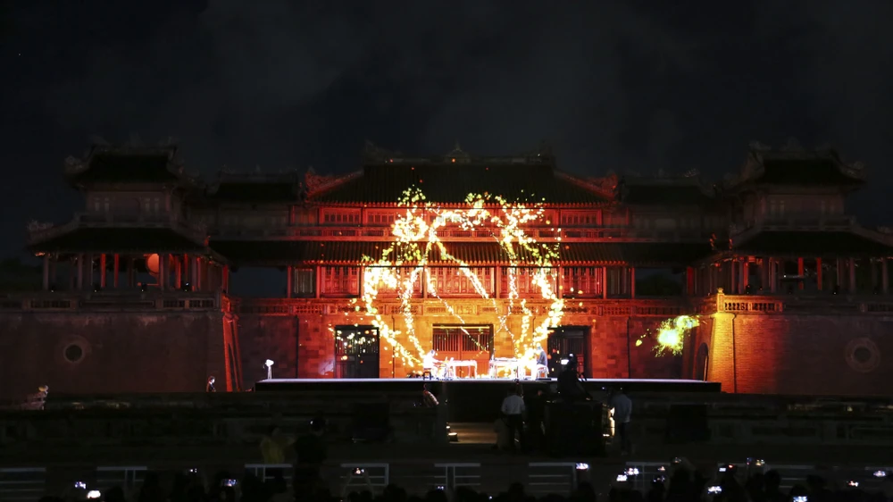 ngo-mon-hue-lung-linh-duoi-hieu-ung-anh-sang-cua-nghe-si-phap5.jpg