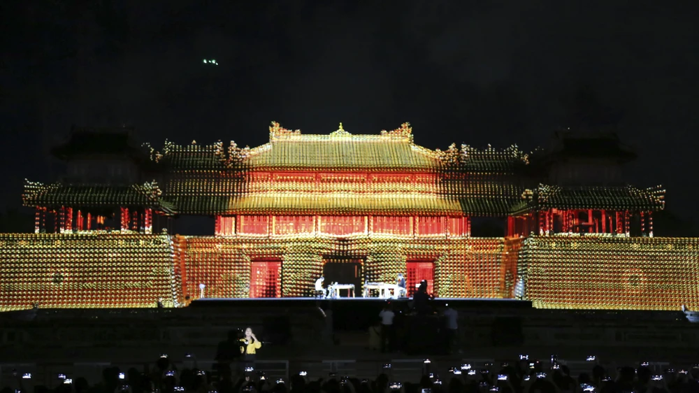 ngo-mon-hue-lung-linh-duoi-hieu-ung-anh-sang-cua-nghe-si-phap6.jpg