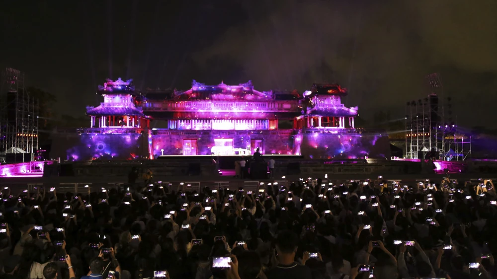 ngo-mon-hue-lung-linh-duoi-hieu-ung-anh-sang-cua-nghe-si-phap8.jpg