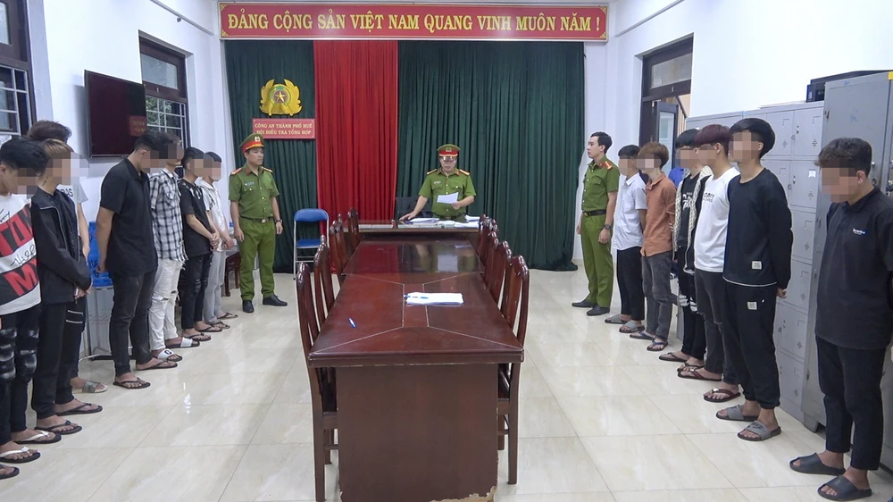 Nhóm thanh niên dùng rượt đuổi nhau trên đường phố