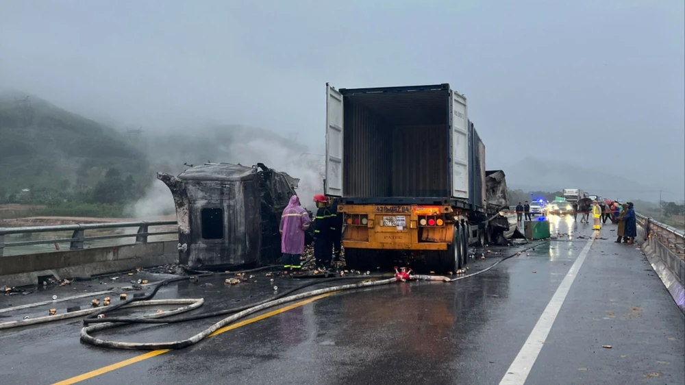 2 xe đầu kéo đâm trực diện trên cao tốc