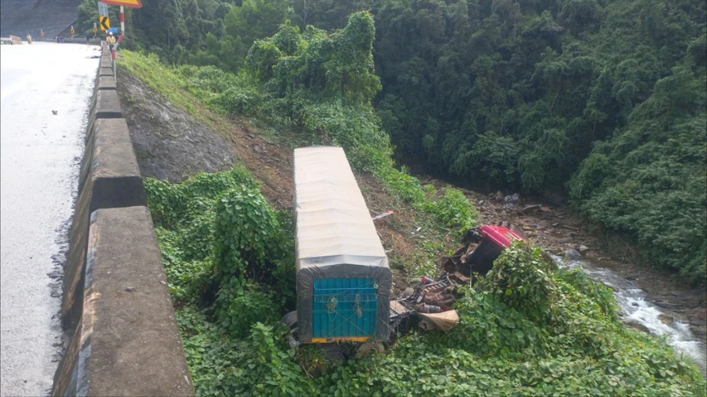 Xe đầu kéo lao xuống vực trên cao tốc la sơn - hòa liên