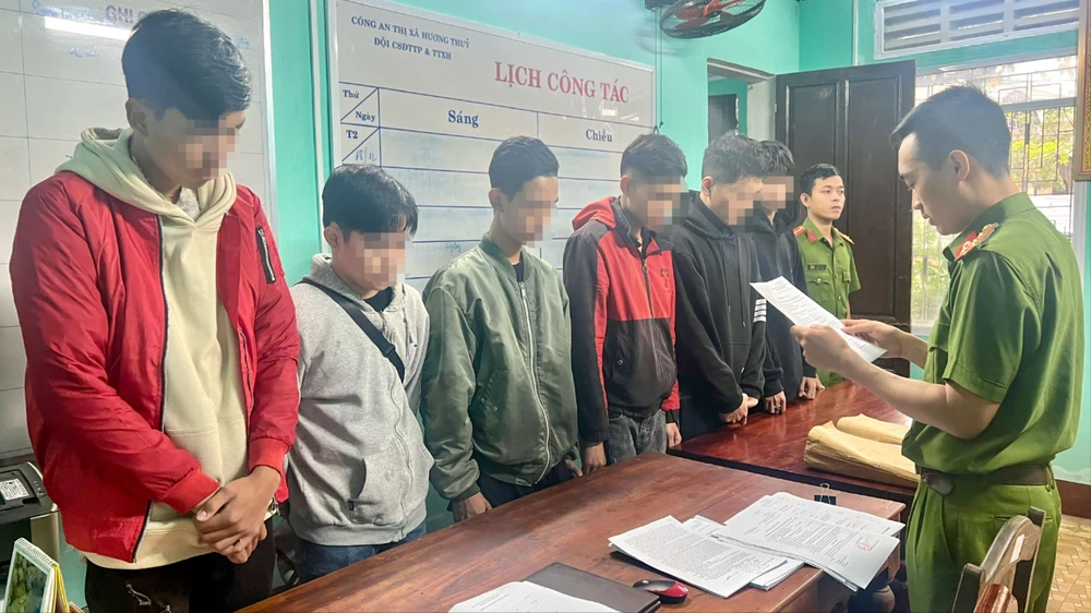 13 thanh niên đua xe, lạng lách trên quốc lộ