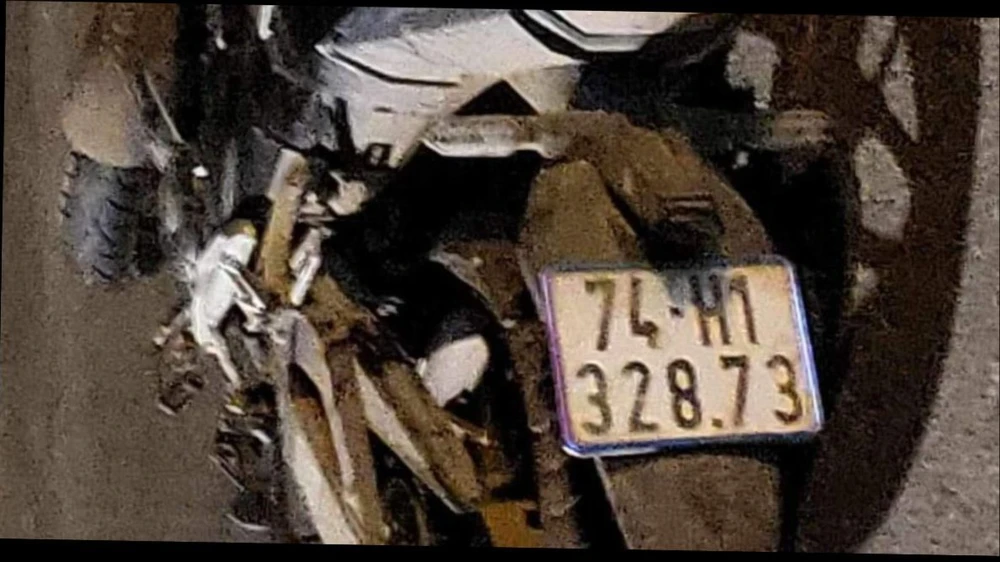 2 xe máy đối đầu trên quốc lộ 9