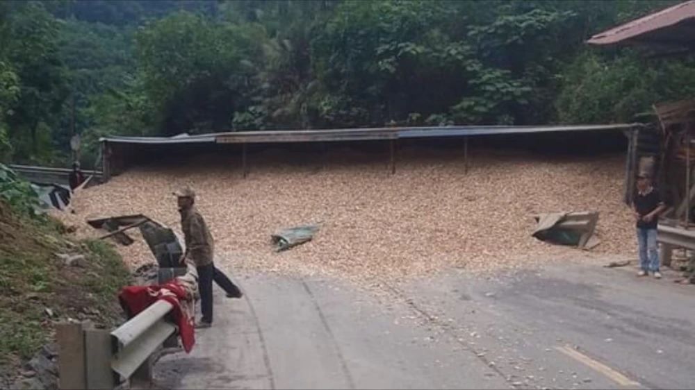 Xe đầu kéo lật chắn ngang đường