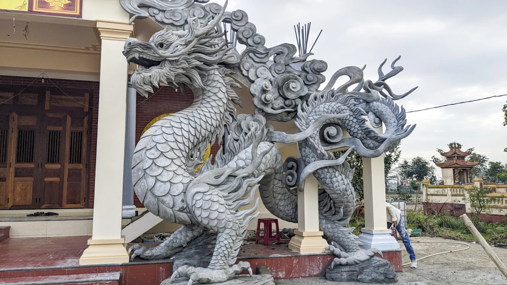 cha-de-cua-hoa-hau-meo-sap-trinh-lang-linh-vat-rong (11).jpg