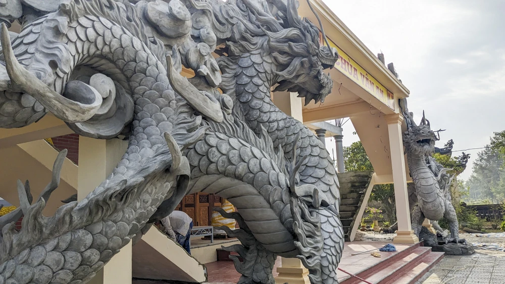 cha-de-cua-hoa-hau-meo-sap-trinh-lang-linh-vat-rong (12).jpg