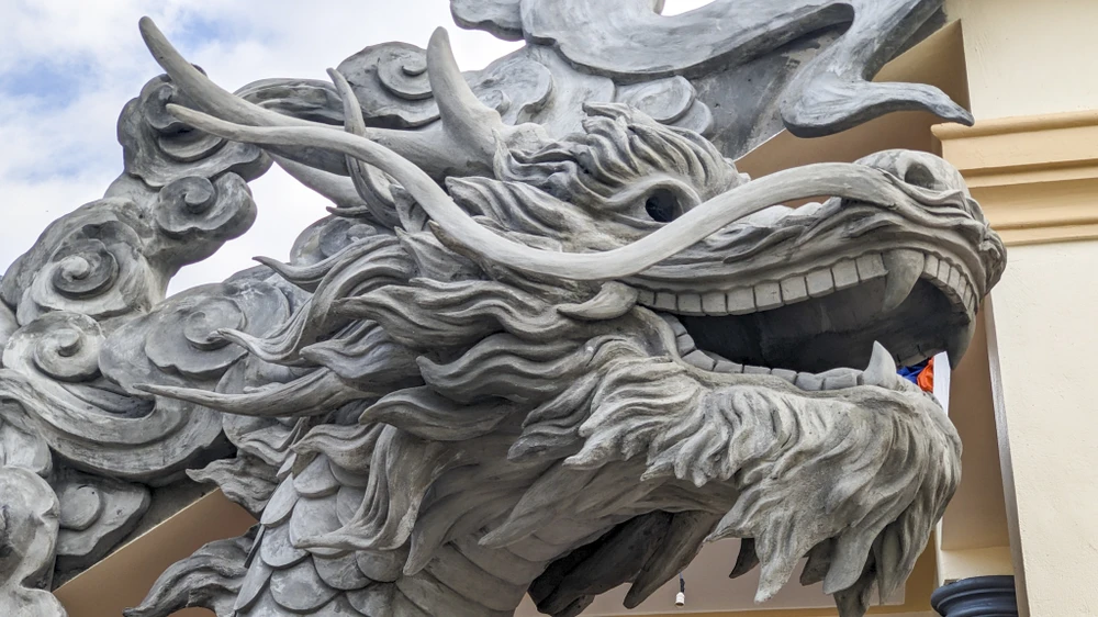 cha-de-cua-hoa-hau-meo-sap-trinh-lang-linh-vat-rong (3).jpg