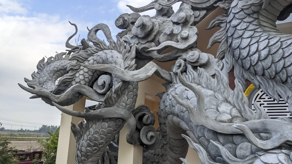 cha-de-cua-hoa-hau-meo-sap-trinh-lang-linh-vat-rong (8).jpg