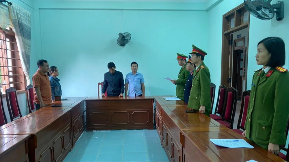 Khởi tố nguyên lãnh đạo, nhân viên phòng giao dịch Nam Cửa Việt