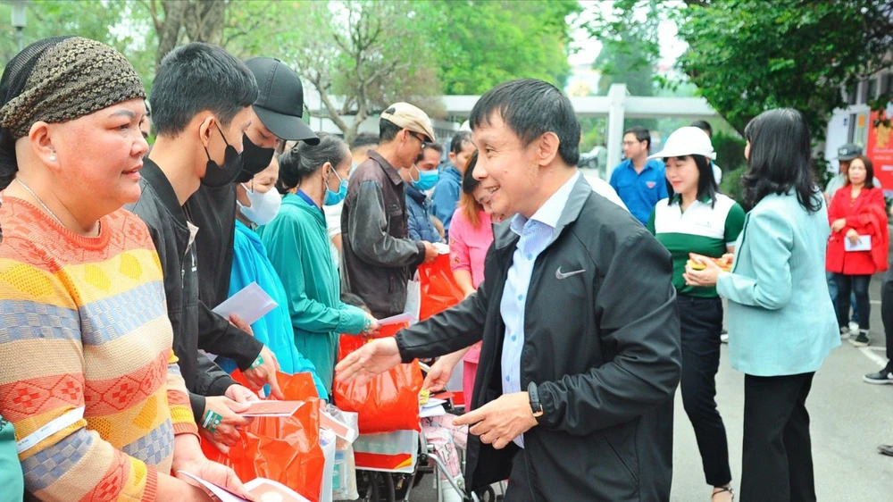 7 chuyến xe 0 đồng đưa 200 bệnh nhân về quê ăn Tết