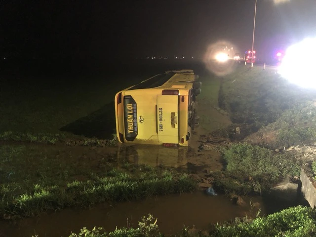 Xe khách giường nằm bị lật