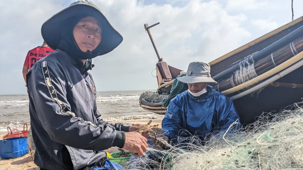 nguoi-dan-phan-khoi-voi-loc-bien-dau-nam (7).jpg