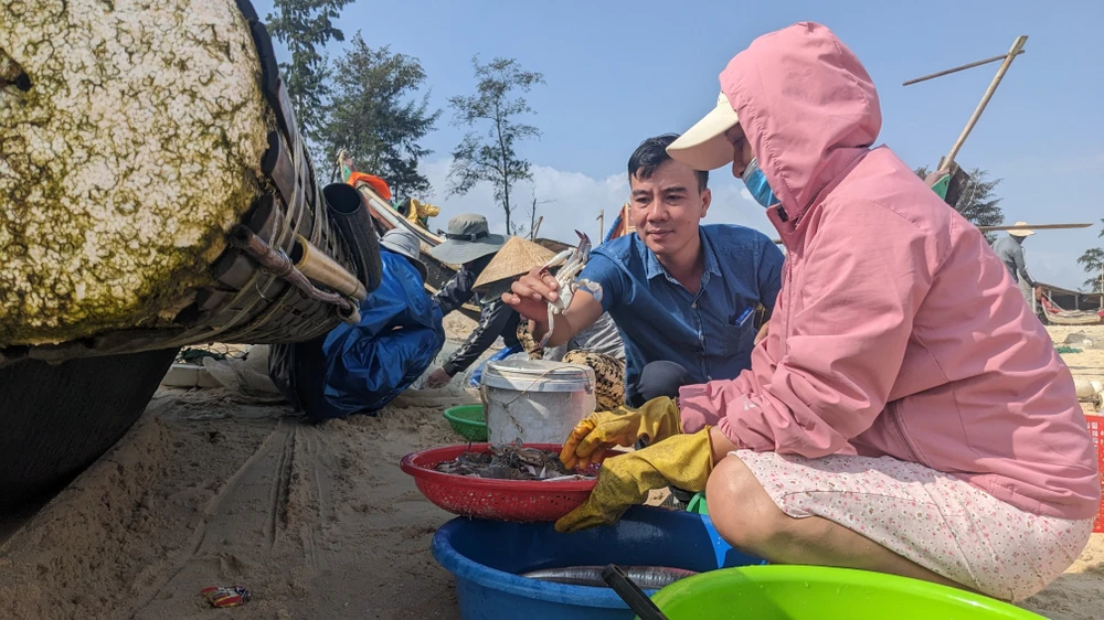 nguoi-dan-phan-khoi-voi-loc-bien-dau-nam (9).jpg