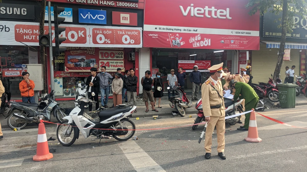 ô tô tông loạt xe máy đang dừng đèn đỏ