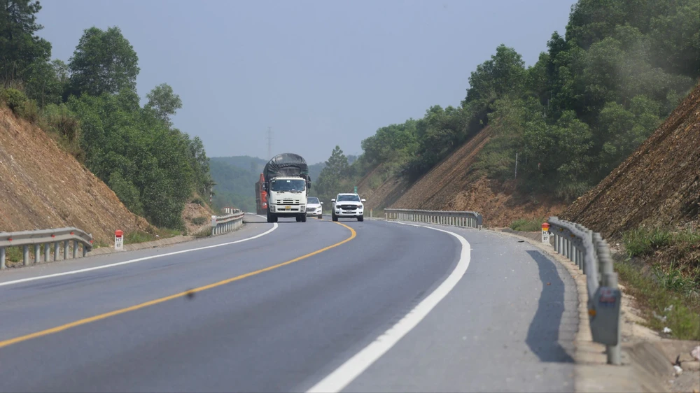 anh-lan-lan-vuot-au-van-dien-ra-tren-cam-lo-la-son (5).jpg