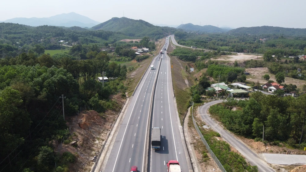 Vị trí từ 4 làn gộp thành 2 làn xe trên cao tốc Cam Lộ - La Sơn. Ảnh: ND