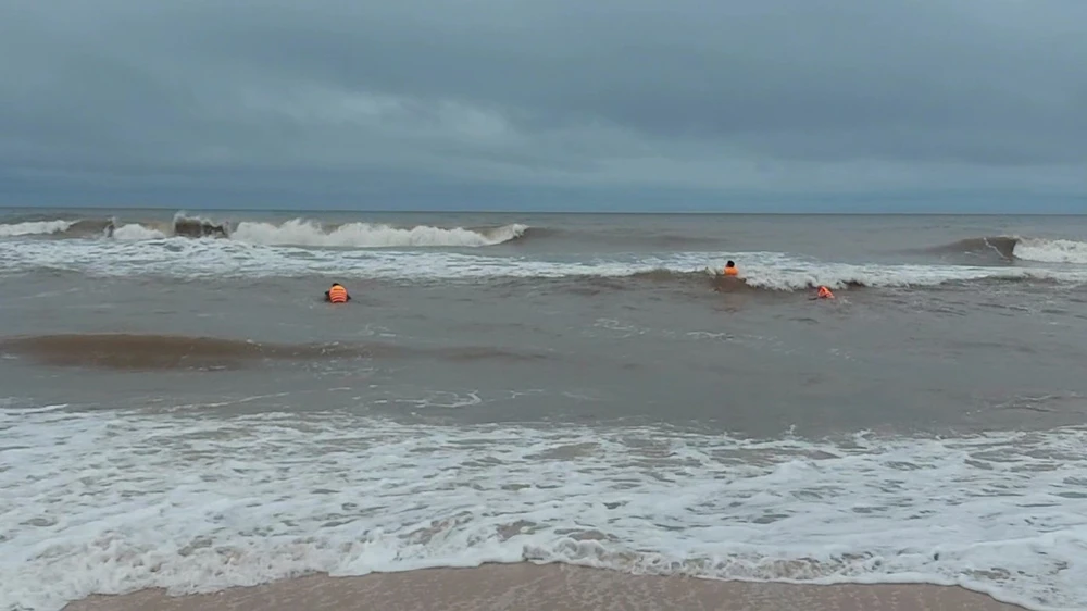 uu-ho-4-ngu-dan-bi-chim-ghe-tai-vung-bien-thua-thien-hue (2).jpg