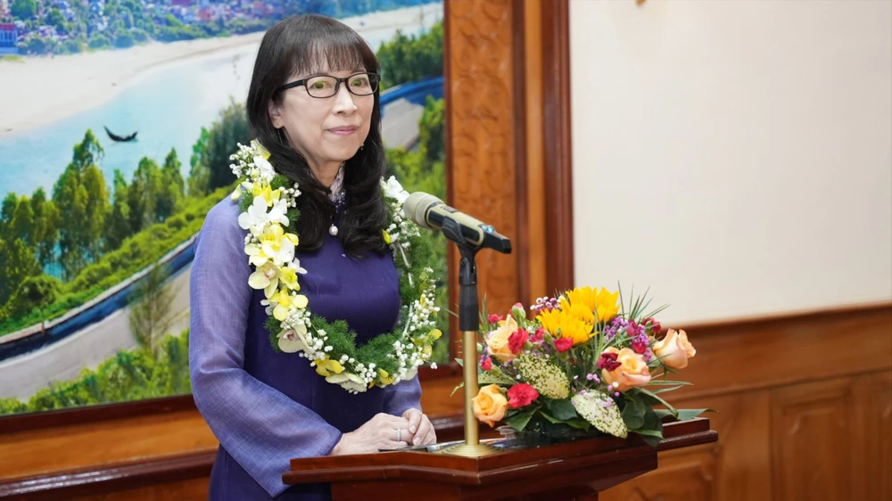 -nguoi-phu-nu-nuoc-ngoai-tro-thanh-cong-dan-danh-du-cua-hue (1).jpg