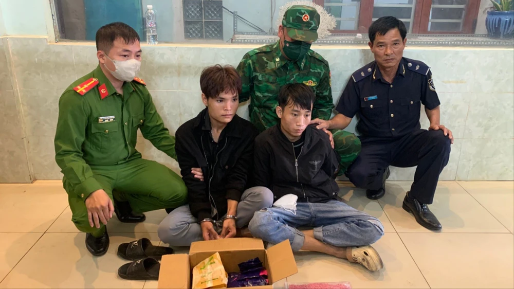 Bắt 2 nam thanh niên cùng 6.000 viên ma túy tổng hợp.